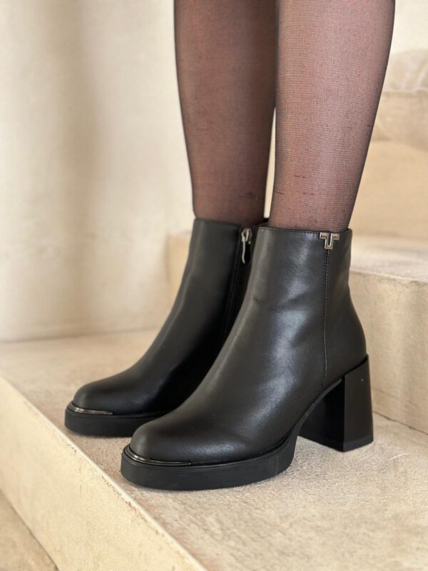 Skórzane Czarne Botki Na Słupku Vilena