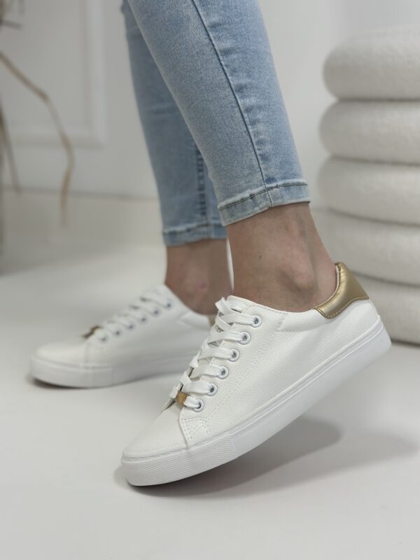 Białe lekkie trampki News