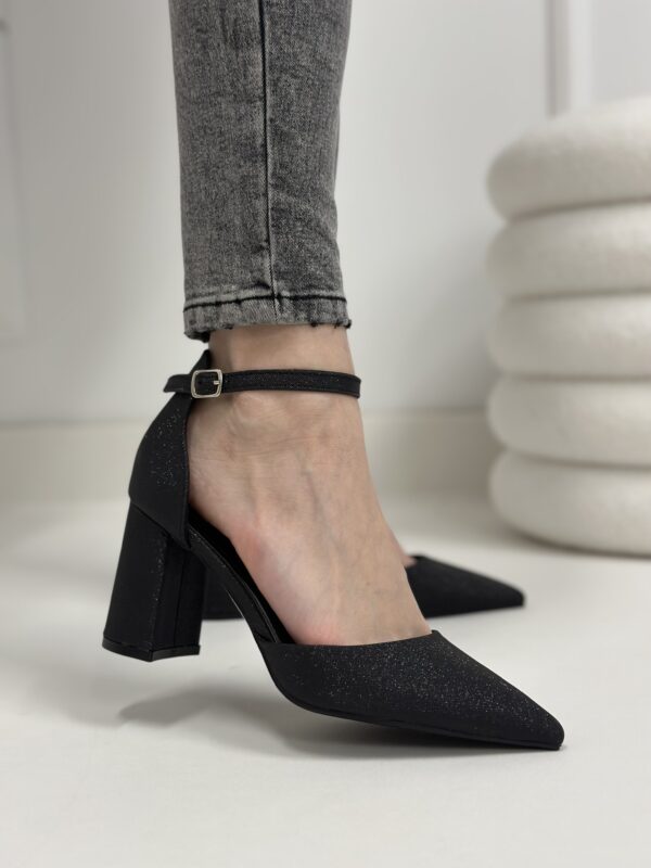 Błyszczące czółenka na słupku czarne Balcetta