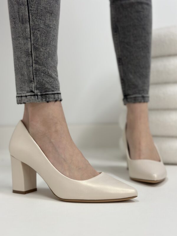 Beżowe czółenka damskie na słupku Visella