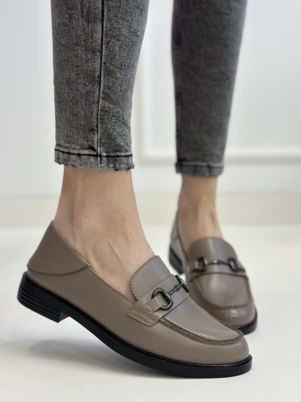 Beżowe skórzane mokasyny na wygodnym obcasie Elona