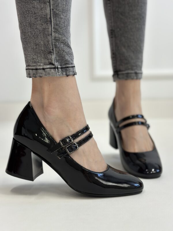 Czarne lakierowane czółenka na słupku Visitte