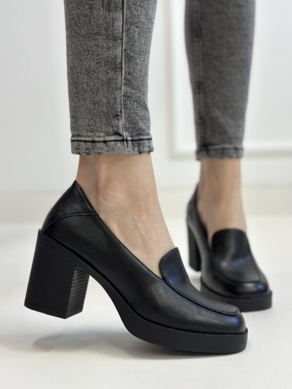 Stylowe mokasyny damskie na słupku Erienna