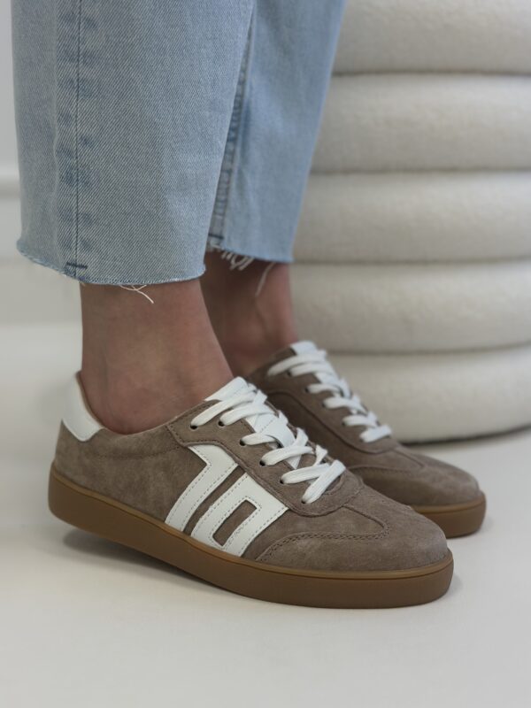 Beżowe skórzane trampki na podeszwie Trevi