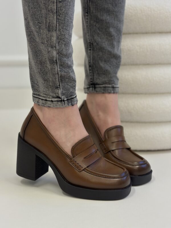 Brązowe mokasyny na słupku Apanis