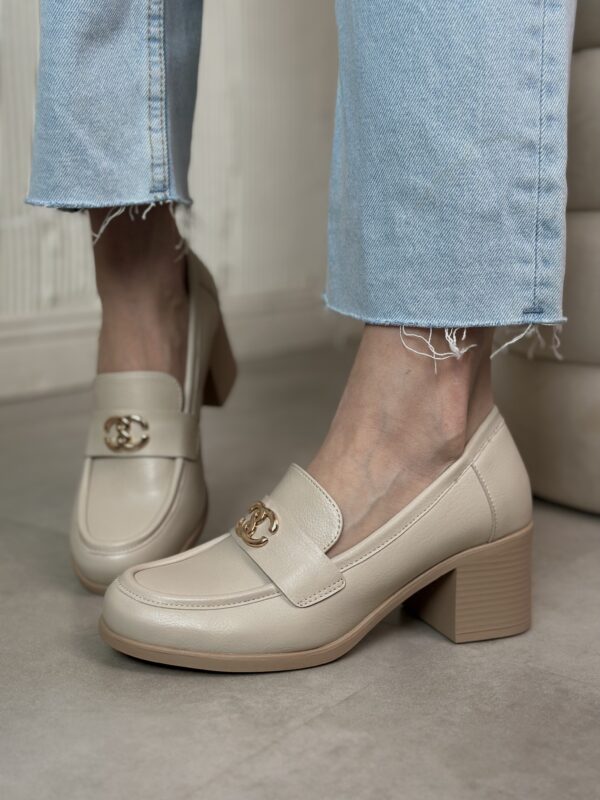 Beżowe półbuty damskie mokasyny na obcasie Aura