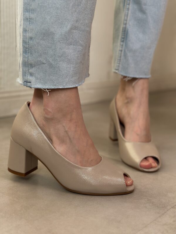 Beżowe czółenka damskie na słupku Hamka