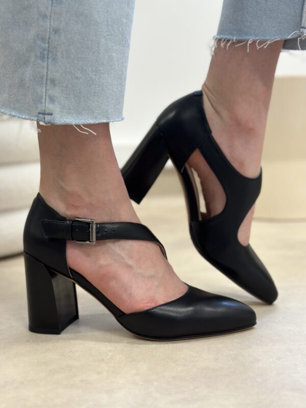 Czarne skórzane czółenka damskie na słupku Malerio