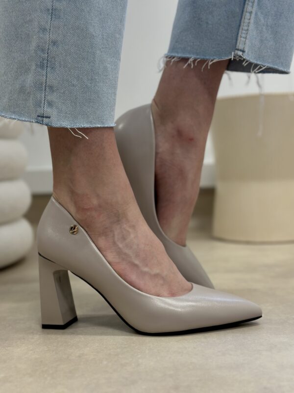 Szare eleganckie czółenka damskie na słupku Worstinii