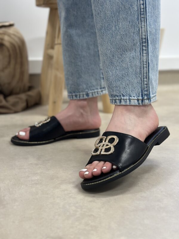 Czarne klapki z ozdobną wstawką Bashiona