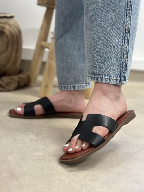 Czarne klasyczne klapki na podeszwie Herme