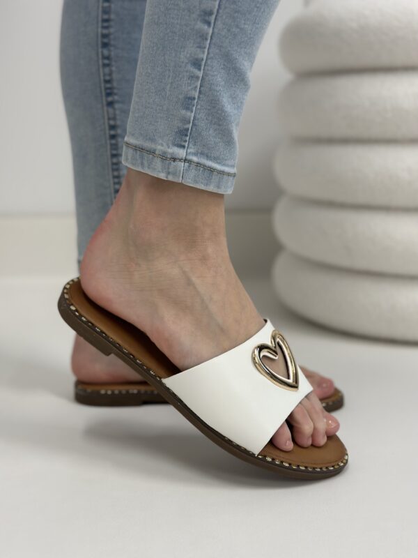 Białe klapki damskie z ozdobnym sercem Multi