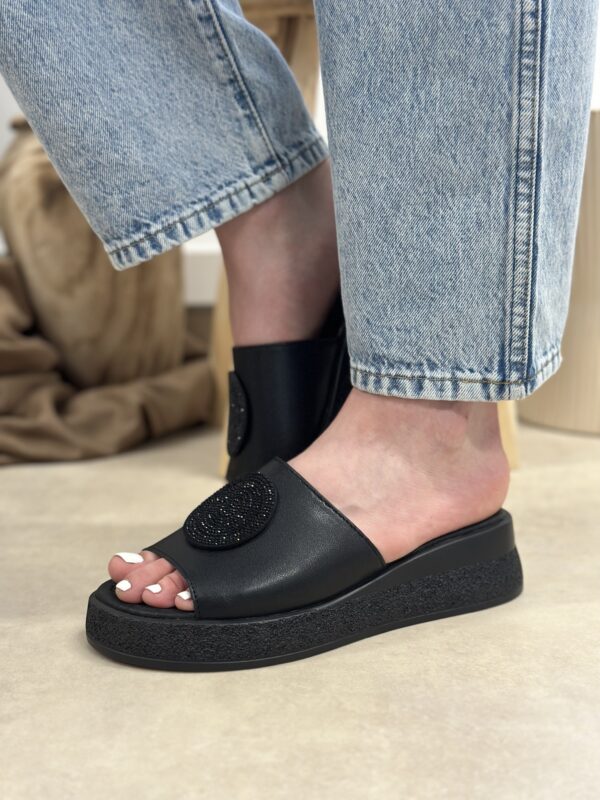 Skórzane klapki na wygodnym koturnie Lovico Black