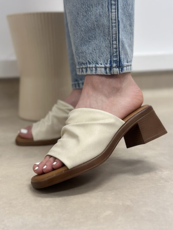 Złote wygodne klapki na słupku Dexa