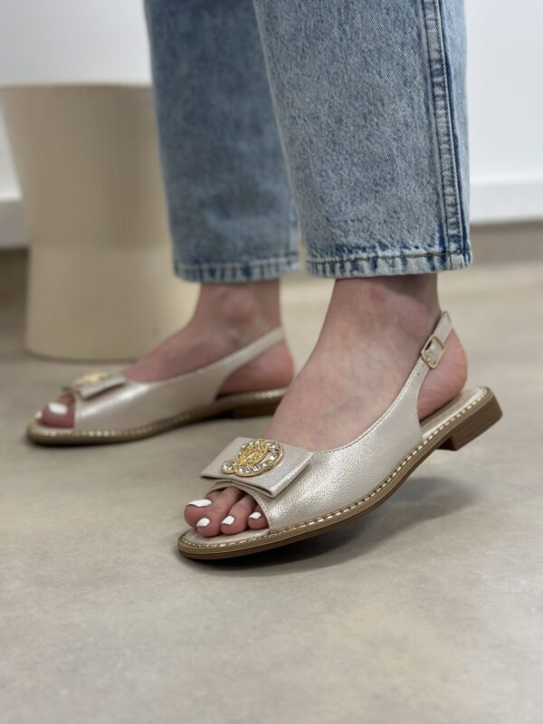 Wygodne złote sandałki z ozdobą Chella